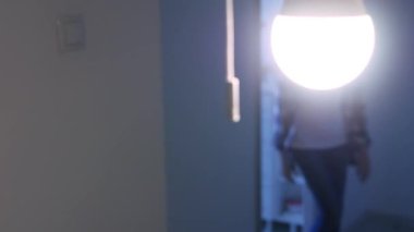 Çocuk karanlık bir odada ışığı kapatır, kız lambayı söndürür, çocuk evde ışığı söndürür, ışığı kapatır, ışığı kapatır.