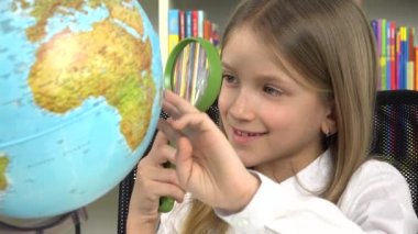 Coğrafya Laboratuvarında Dünya Küresi okuyan çocuk, Okul Sınıfında Çocuk, Sınıfta Öğrenen Kız, Çalışan Öğrenci Kız