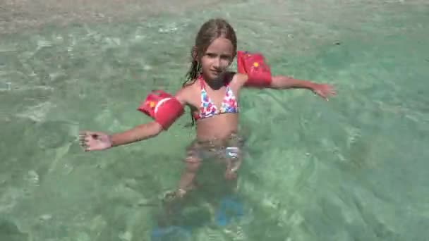 Dziecko bawiące się w wodzie morskiej na plaży, Dziecko bawiące się na wybrzeżu, Blondynka z boją życia pływająca Cieszące się falami na wybrzeżu — Wideo stockowe