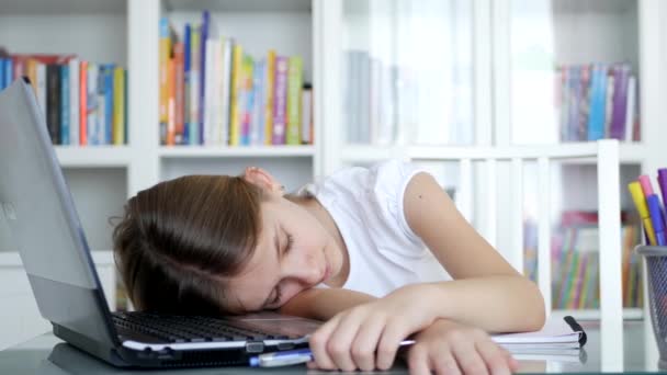 Bambino annoiato che studia scuola, Bambino che dorme in ufficio, Studentessa che dorme mentre impara, Educazione online allo scoppio della pandemia — Video Stock