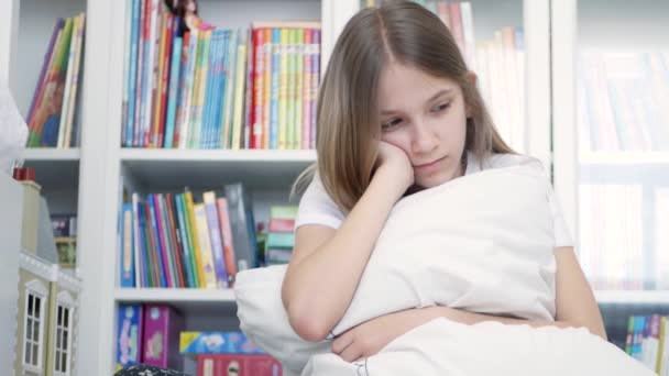 Trist Kid, ulykkelig barn, syg syg syg teenager pige i depression, stresset tankevækkende mobbet person påvirket af coronavirus pandemi – Stock-video