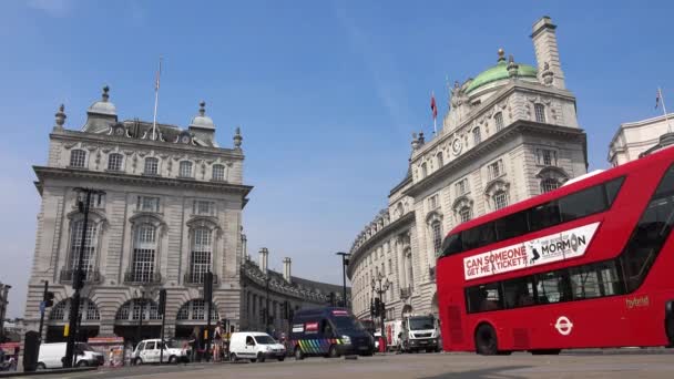 Londres Voitures Trafic à Piccadilly Circus, Personnes marchant, Crossing Street, Lieux célèbres, Bâtiments Monuments en Europe — Video