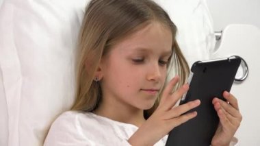 Çocuk Yatakta Tablet Oynuyor, Çocuk Dokunmatik Ekran Telefonunda İnternet Tarıyor, Kız Kullanıcı Aygıtı Kullanmıyor Bilgisayarda Rahatlamıyor