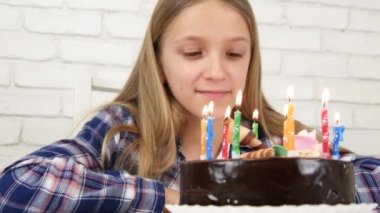 Çocuk Doğum Günü Partisi, Çocuk Mumları Üfleyen Kız Yıldönümü için Pastalı Kız, Aile, Çocuk Kutlaması
