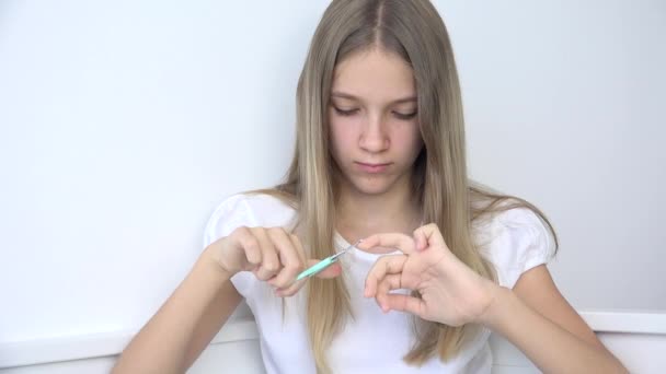 Tiener Meisje Snijden Nagels Doen Manicure Kind Knipt Nagels Nagel — Stockvideo