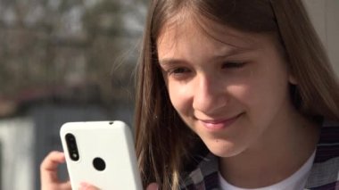 Ergen Çocuk Akıllı Telefon Oynuyor, Çocuk İnternet Taraması Parktaki Akıllı Telefon, Ergen Kız Oyun Alanındaki Aygıtları Kullanıyor