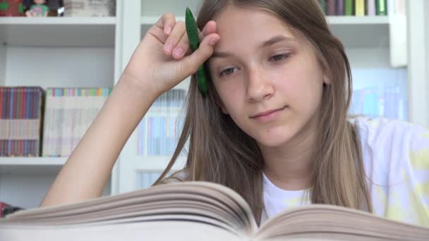 Estudante Lendo Livro Criança Estudando Biblioteca Escolar Adolescente Adolescente Aprendendo — Vídeo de Stock