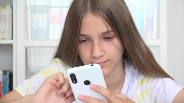 Criança Jogando Smartphone Kid Browsing Internet Telefone Mensagens Leitura Menina — Vídeo de Stock