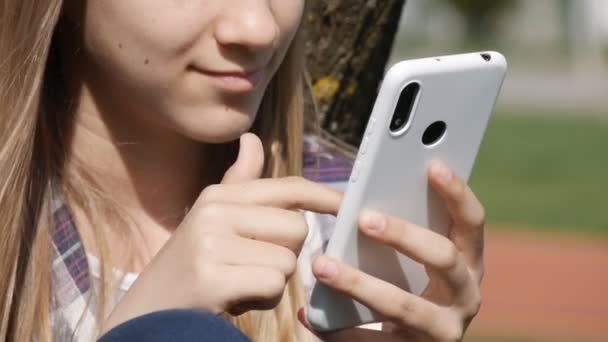 Menina Adolescente Jogando Smartphone Kid Navegando Internet Telefone Inteligente Parque — Vídeo de Stock