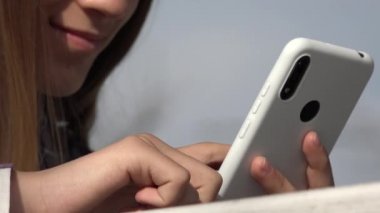 Genç Çocuk Parktaki Akıllı Telefon 'da İnternet' i tarıyor, Ergen Kız Akıllı Telefon Oynayan Çocuk Oyun Alanı 'nda Açık Alan Aygıtları Kullanıyor