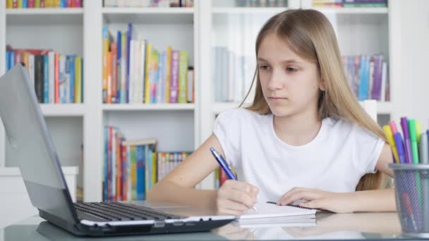 Kid Studying Laptop Coronavirus Πανδημία Εκπαίδευση Παιδιών Writing Home Schoolgirl — Αρχείο Βίντεο