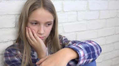 Üzgün Çocuk, Genç Hasta Çocuk, Kızın Mutsuz İfadesi, Düşünceli İstismarcı Ergen, Depresyondaki Ümitsiz Hasta Genç Surat