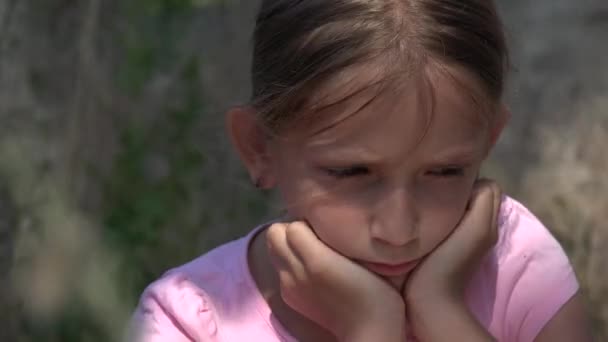 Harabelerde Terk Edilmiş Üzgün Çocuk Mutsuz Başıboş Çocuk Depresyondaki Zavallı — Stok video