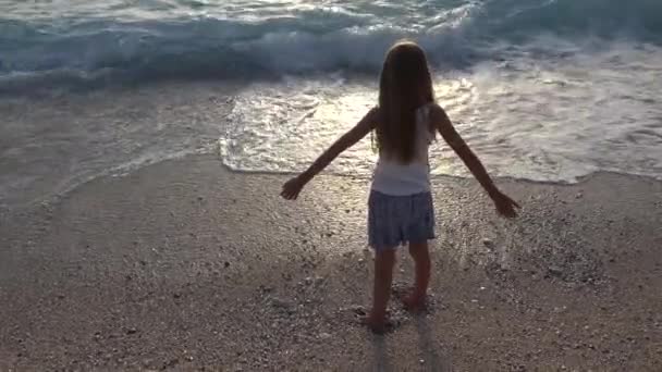 Bambino Che Gioca Sulla Spiaggia Mare Tramonto Ragazzo Che Guarda — Video Stock