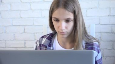 Laptop 'ta Çocuk Bakımı İnternet, Coronavirus Salgınında Kız Çalışması, Çocuk Öğrenme, Çevrimiçi Okul Eğitimi