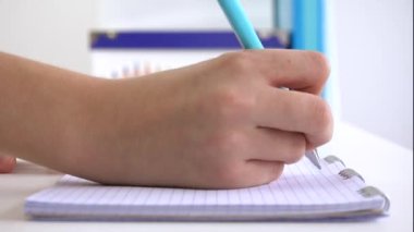 Evde Yazan Çocuk, Defterde Matematik Çalışan Çocuk, Ofiste Öğrenen Kız, Coronavirus Salgınında Evde Öğrenen Kız