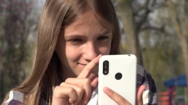 Ergen Kız Akıllı Telefon Oynuyor, Çocuk Parktaki Akıllı Telefon 'da İnternet Taraması, Genç Çocuk Oyun Alanı' nda Aygıt Kullanıyor