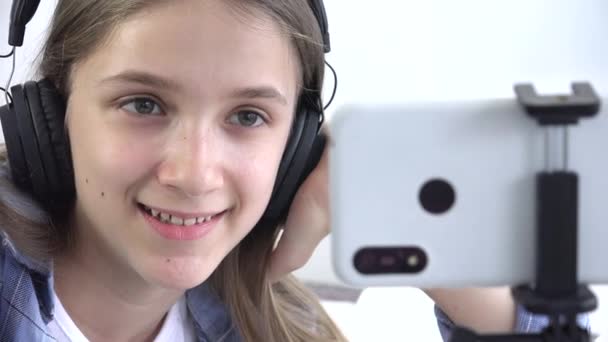 Kid Studying Παίζοντας Smartphone Video Conferencing Εκπαίδευση Παιδιών Tablet Schoolgirl — Αρχείο Βίντεο