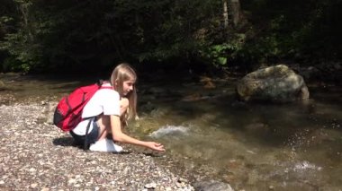 Dağlarda Çakıltaşı Toplayan Çocuk Şelale, Nehirde Oynayan Çocuk, İlkbaharda Taş Atan Kız, Kamp Yürüyüşü