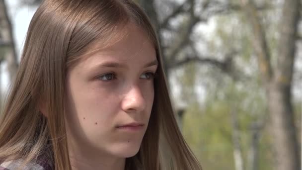 Droevig Kind Ongelukkig Kind Bedachtzaam Gepest Meisje Het Park Depressie — Stockvideo