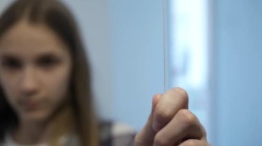 Karanlık odadaki ışığı kapatan kız, lambayı söndüren çocuk, evdeki ışığı kapatan çocuk, ışığı kapatan çocuk.