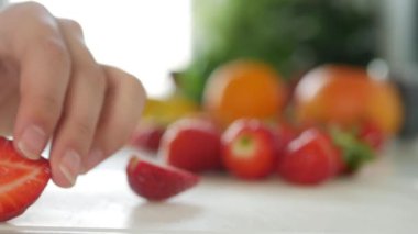 Mutfakta Taze Meyve Kesen Kız, Milkshake İçin Çilek Hazırlayan Kadın, Kokteyl, Meyve Salatası, Beslenme Sağlık Hizmetleri