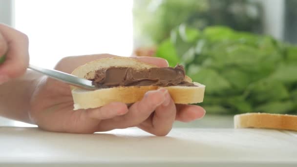 Детский Сэндвич Завтрак Ребенок Раздает Шоколадное Мороженое Ломтике Хлеба Голодная — стоковое видео