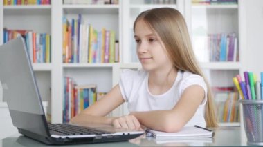 Çocuk Laptop Çalışması, Video Konferansında Öğrenme, Yurt İçi, Çevrimiçi Eğitimden Kız Öğrenci Sohbeti Öğretmeni