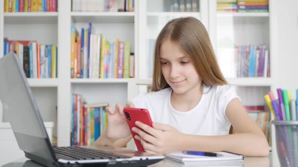 Kid Using Smartphone Laptop Child Learning Böngészés Internet Asztali Számítógépen — Stock videók