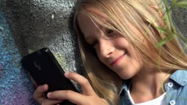 Parkta Akıllı Telefon 'da Çocuk Oynaması, Akıllı Telefon' da Çocuk Bakışı, Cihazda Mesaj Yazan Sarışın Genç Kız