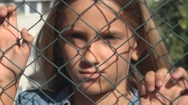 Üzgün Çocuk Terk Edilmiş, Hasta Mutsuz Kız, Bunalımlı Çocuk Koronavirüs Salgını, Depresyon, Üzüntü nedeniyle Çocuklarla Oynayamıyor