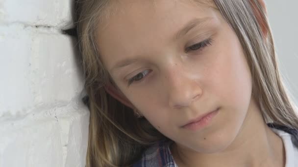 Smutna Myśląca Dziewczyna Chore Nastolatki Nieszczęśliwa Ekspresja Dziecka Maltretowana Nastolatka — Wideo stockowe