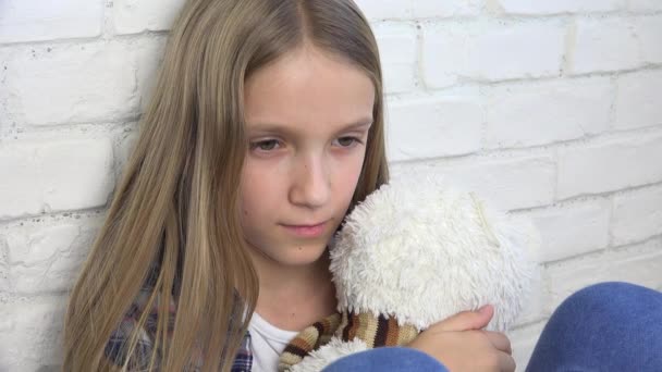 悲しい子供 不幸な子供の顔 うつ病の病気の10代の女の子 ストレス思考の人 子供虐待表現 — ストック動画