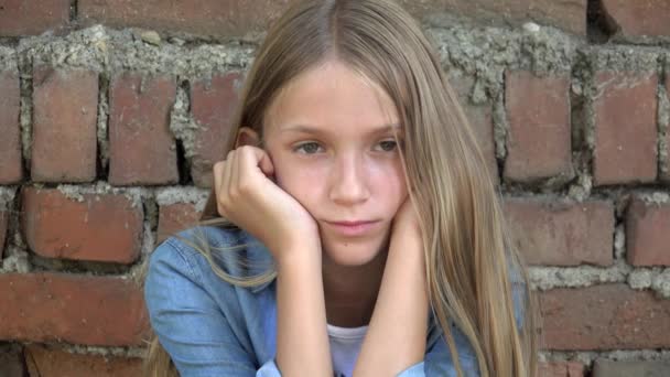Triste Kid Criança Infeliz Thoughtful Bullied Adolescente Menina Livre Parque — Vídeo de Stock