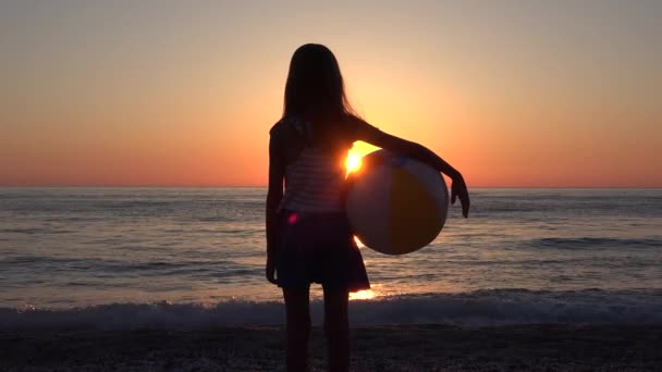 Barn Stranden Kid Leker Stranden Vid Solnedgången Ung Flicka Kustlinjen — Stockvideo