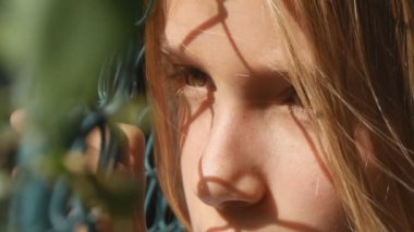 Üzgün Çocuk Terk Edilmiş, Hasta Mutsuz Kız, Bunalımlı Çocuk Koronavirüs Salgını, Depresyon, Üzüntü nedeniyle Çocuklarla Oynayamıyor