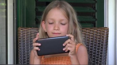 Akıllı Telefon Oynayan Kız, Telefonla İnternete Bakan Çocuk, Mesajları Okuyan Sarışın Çocuk, Cihazlar Aranıyor