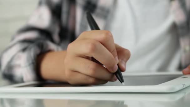 Παιδί Γράφοντας Στο Tablet Kid Γράφει Εργασίες Για Σχολείο Κορίτσι — Αρχείο Βίντεο