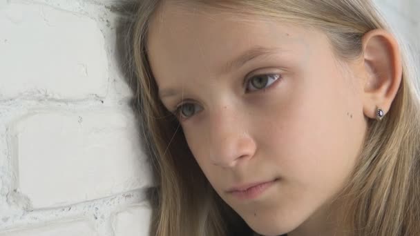 Criança Triste Jovem Doente Expressão Infeliz Menina Adolescente Abusado Pensativo — Vídeo de Stock