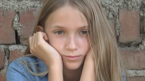 Szomorú Arc Gyerek Boldogtalan Gyermek Gondos Bántalmazott Tinédzser Lány Parkban — Stock videók