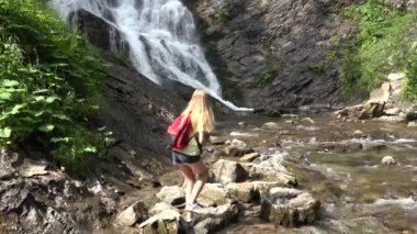 Dağlarda şelaleden selfie çeken kız, kampta yürüyüş yapan çocuk, akıllı telefonlar, seyahatte seyahat eden turist çocuk.