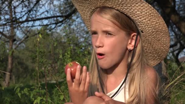 Kid Eating Apple Dziecko Sadzie Kid Degustacja Owoców Drzewie Farmer — Wideo stockowe