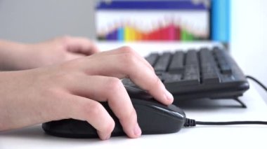 İnternet 'te Kız İzleme, Çocuk Çalışması, Koronavirüs Salgınında Masaüstünde Oynama, Çevrimiçi Okul Eğitiminde Çocuk