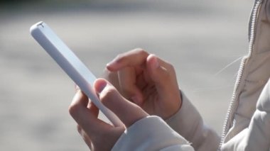 Genç Çocuk Parktaki Akıllı Telefon 'da İnternet' i tarıyor, Ergen Kız Akıllı Telefon Oynayan Çocuk Oyun Alanı 'nda Açık Alan Aygıtları Kullanıyor