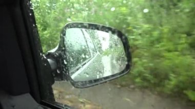 Şehir Yolunda Trafik Arabası, Otobanda Sürücü Sürücü Otomobili, Dikiz Aynası Aracı 'nda Yağmur Damlaları, Su Baskını