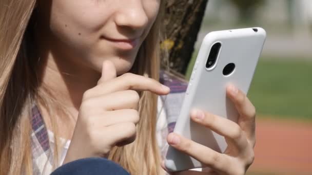 Menina Jovem Jogando Smartphone Adolescente Kid Navegando Internet Telefone Inteligente — Vídeo de Stock