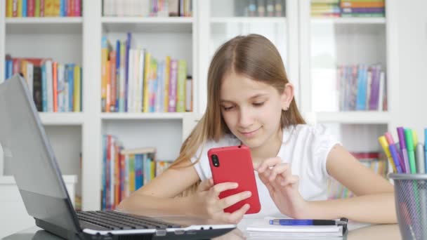 Gyermekjáték Okostelefon Kölyök Böngészés Internet Telefonon Teenager Girl Reading Messages — Stock videók