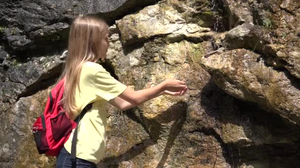 Młoda Dziewczyna Woda Pitna Górskiego Wodospadu Dziecko Bawiące Się Wiosną — Wideo stockowe