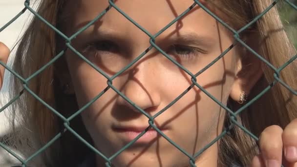 Λυπημένο Παιδί Εγκαταλελειμμένο Άρρωστο Δυστυχισμένο Κορίτσι Καταθλιπτικό Παιδί Που Δεν — Αρχείο Βίντεο