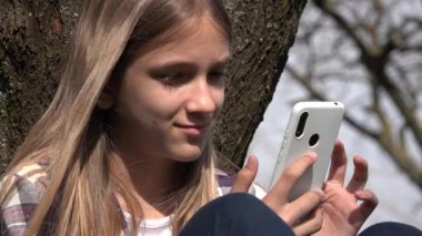 Ağacın Akıllı Telefonu Oynayan Kız, Parktaki Akıllı Telefon 'da İnternet İzleyen Genç Çocuk, Oyun Alanındaki Ergen Çocuk